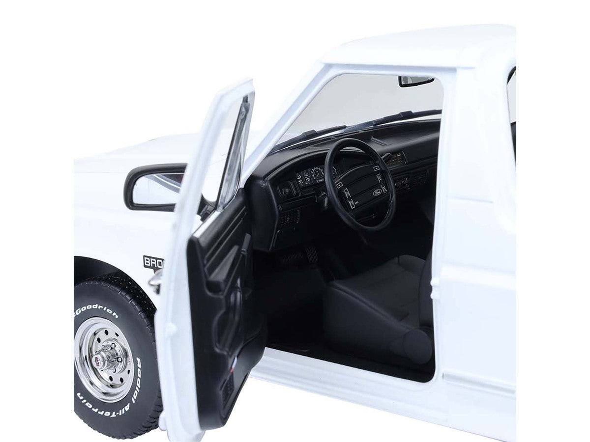 1993 Ford Bronco XLT Oxford White "Artisan Collection" 1/18 Diecast Model Car by Greenlight-2