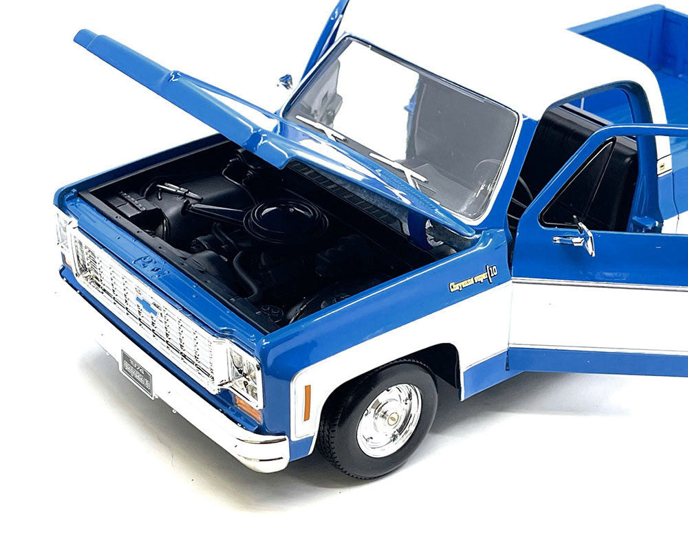 Maisto 1:18 1974 Chevrolet C10 Cheyenne Super Pickup Blue/White — product image 1