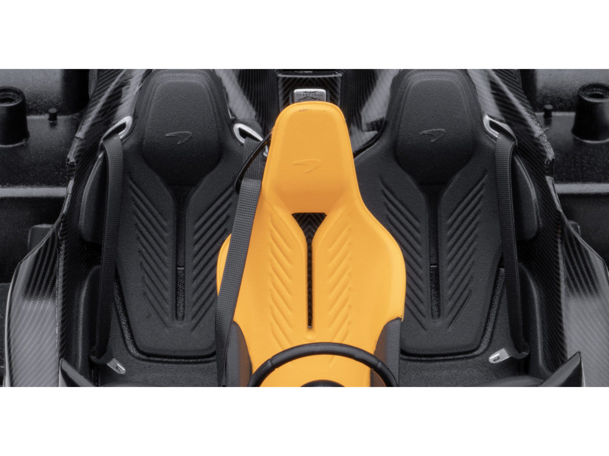 McLaren Speedtail Supernova Silver Metallic with Black Top and Suitcase Accessories 1/18 Model Car by Autoart-2