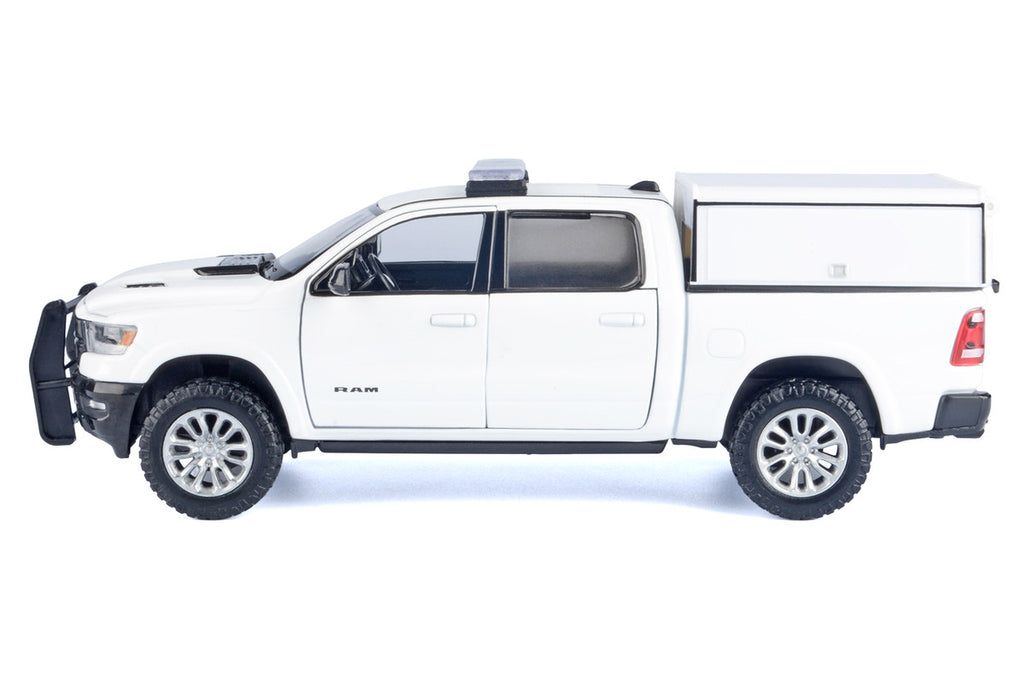 2019 RAM 1500 Laramie Crew Cab Pickup Truck with Truck Bed Camper White "Custom Builder's Kit" Series 1/24-1/27 Diecast Model Car by Motormax-2