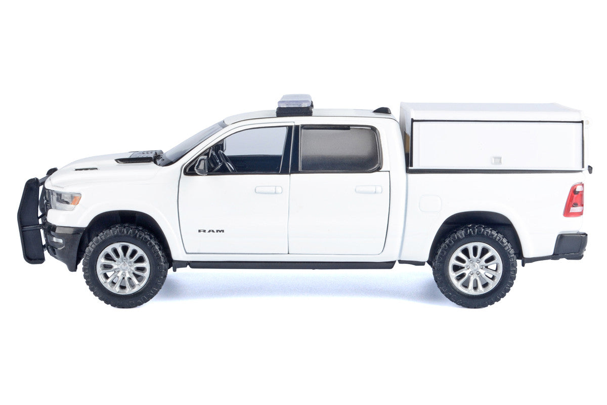 2019 RAM 1500 Laramie Crew Cab Pickup Truck with Truck Bed Camper White "Custom Builder's Kit" Series 1/24-1/27 Diecast Model Car by Motormax-2