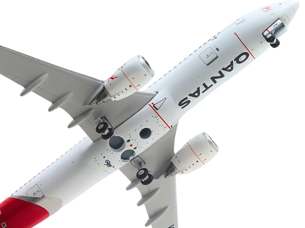Boeing 737-800 Commercial Aircraft "Qantas Airways" (VH-VZW) White with Red Tail 1/400 Diecast Model Airplane by GeminiJets-1