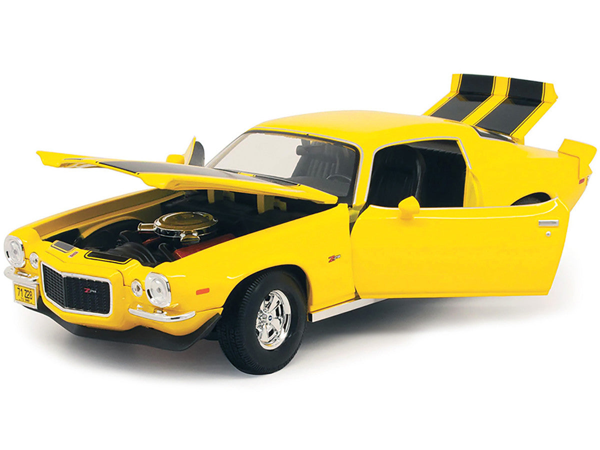 Maisto 1:18 1971 Chevrolet Camaro Yellow / Black Stripes — product image 3